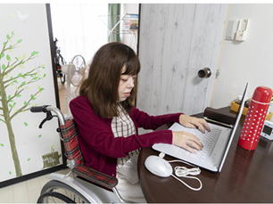 パソコンを打つ女性