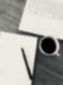 コーヒーとペン（モノクロ）.jpg