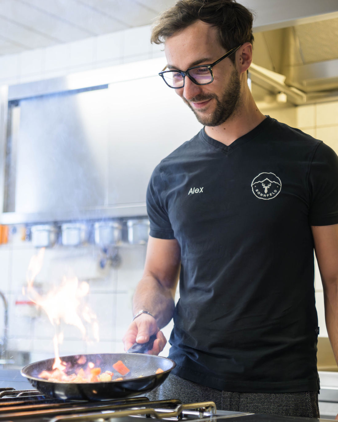 Alex kocht in der Küche des Hotel Sonnfeld