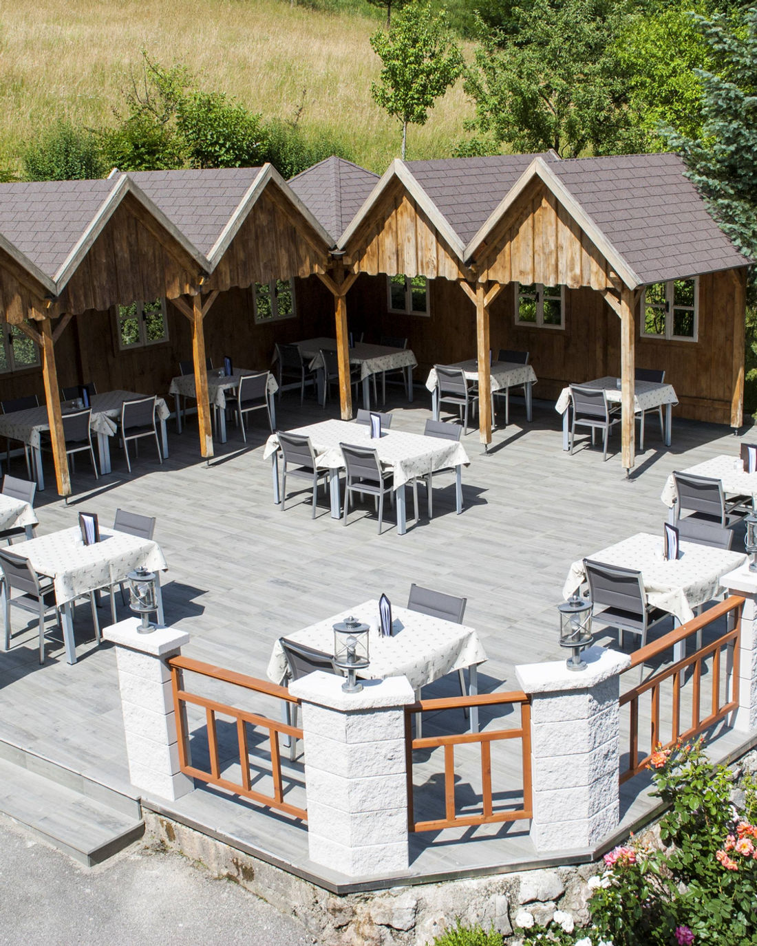 Panorama-Terrasse des Hotel Sonnfeld von oben