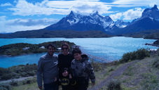 Rodrigo y familia en el Lago Pehoe.jpg
