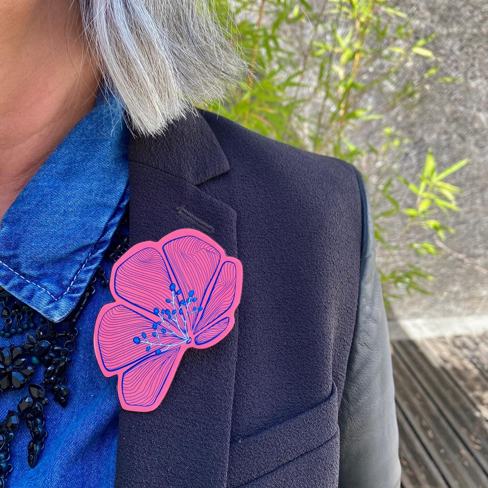 Broche demi-fleur fond rose pistils pailletés bleus