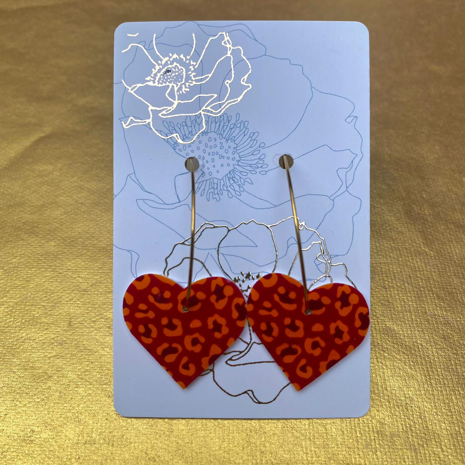 Boucles d'oreilles créoles coeur fond rouge motif léopard orange