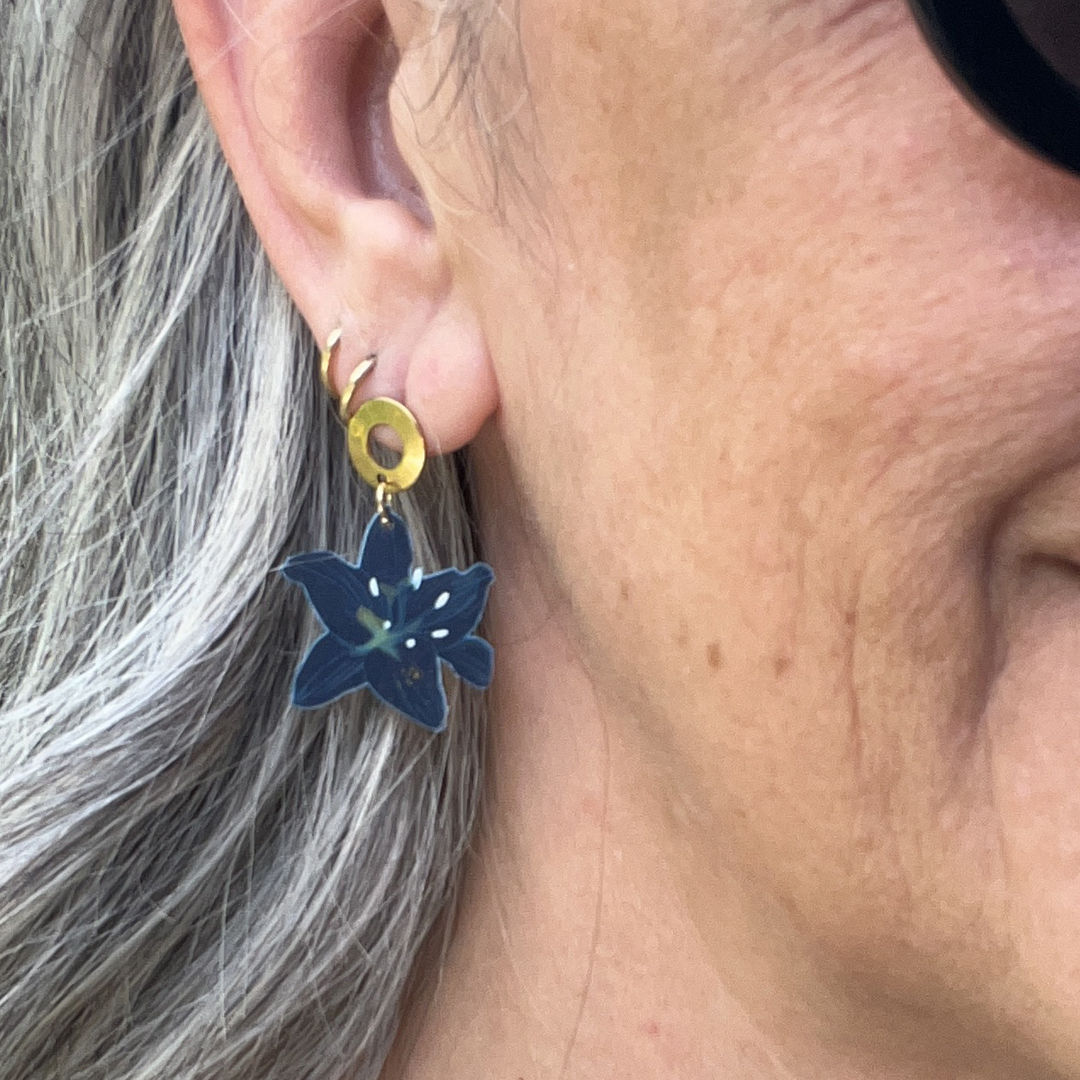 Boucles d'oreilles lys bleu marine