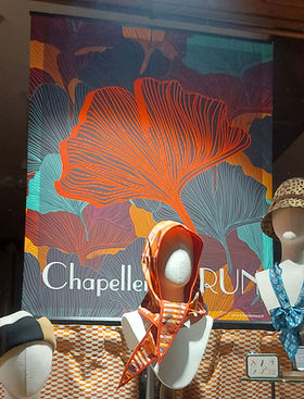 Création d’une illustration sur mesure et colorée pour la vitrine de la Chapellerie Brun à Tours......