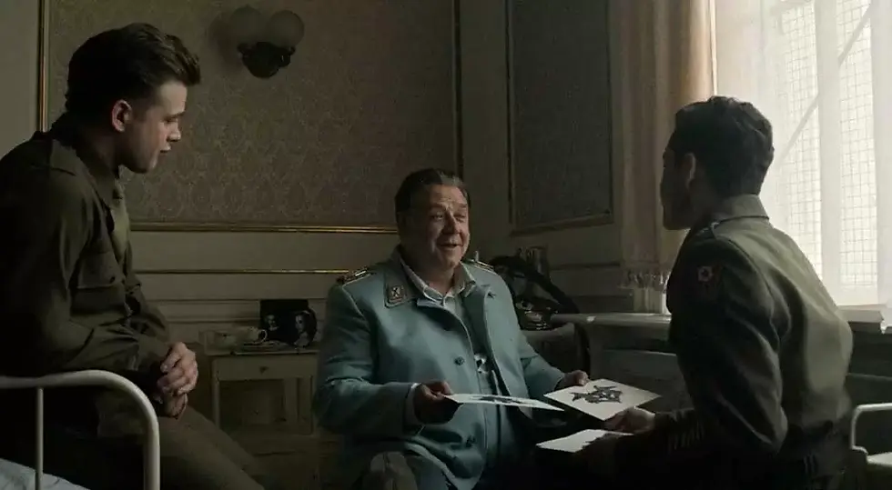 Hermann Göring segura as pranchas com manchas de tinta (Teste de Rorschach) e sorri para o psiquiatra Douglas Kelley (Imagem: Reprodução)