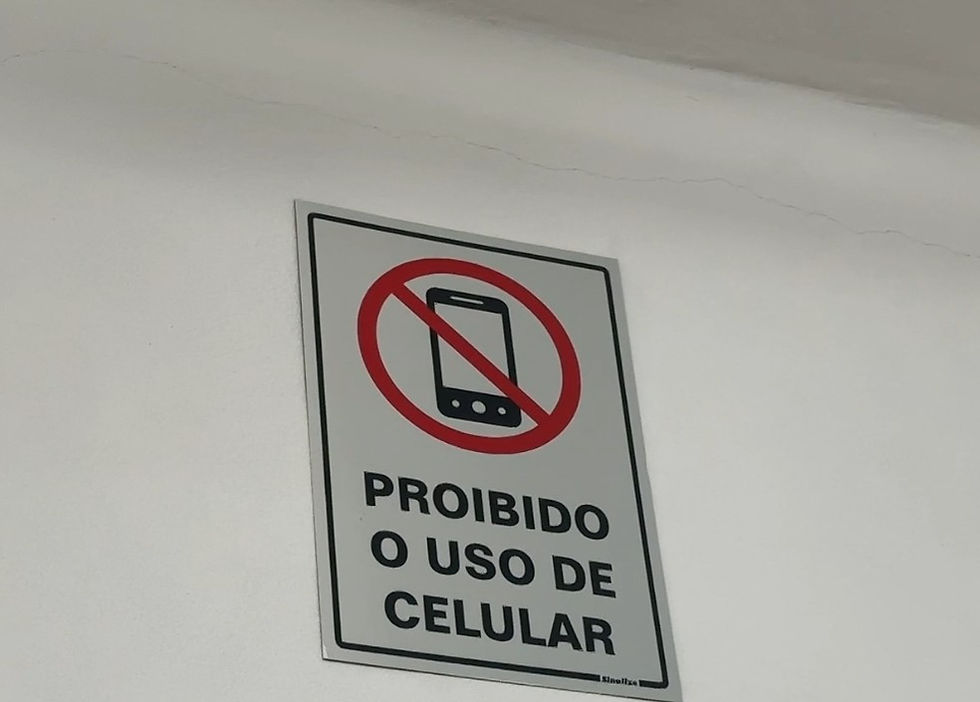 Lei Estadual nº 18.058/2024 e da Lei Federal nº 15.100/2025 que proíbe o uso de celulares nas escolas