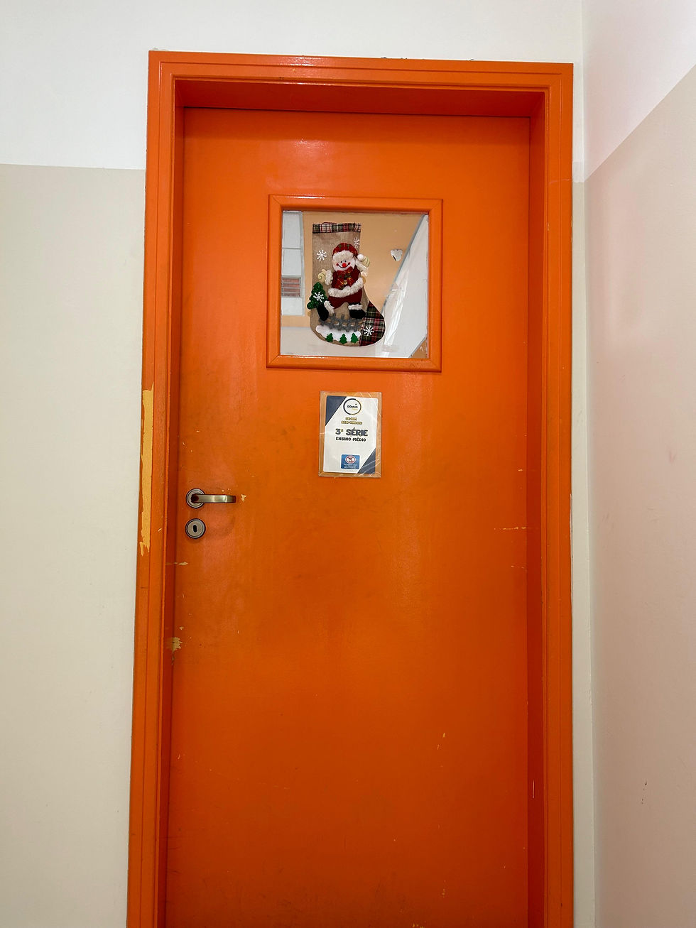 A porta laranja do "terceirão". Foto tirada no final do ano passado, por uma ex-aluna dessa sala. (Foto: Helô Franco)
