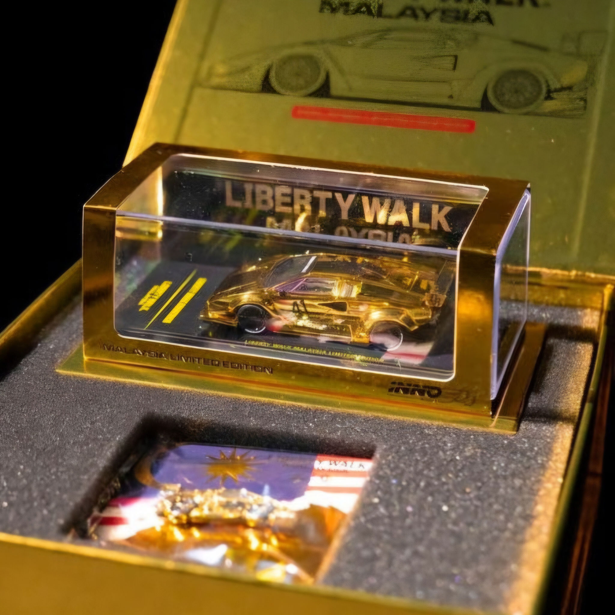 INNO64 LBWK Store Exclusive Lamborghini Countach Box Set (Gold Chrome) Diecast
