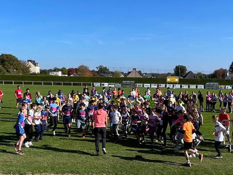 Le vendredi 17 octobre, notre collège a participé à la grande course ELA, un évènement sportif et citoyen qui rassemble chaque année des milliers d’élèves à travers la France.    Organisée en partenariat avec l’association ELA, cette journée permet de courir pour les enfants malades atteints de leucodystrophies et de soutenir la recherche médicale.    Bravo à nos élèves pour cette nouvelle édition de 2025 !
