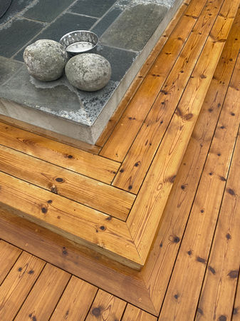 Uterom & Hage - Terrasse rundt Basseng med utedusj