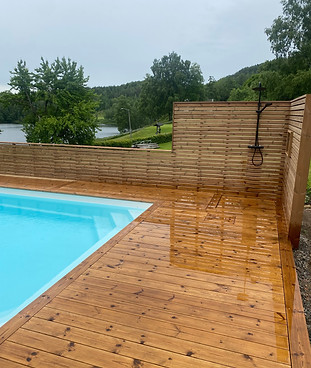 Terrasse og Spilevegg rundt Basseng