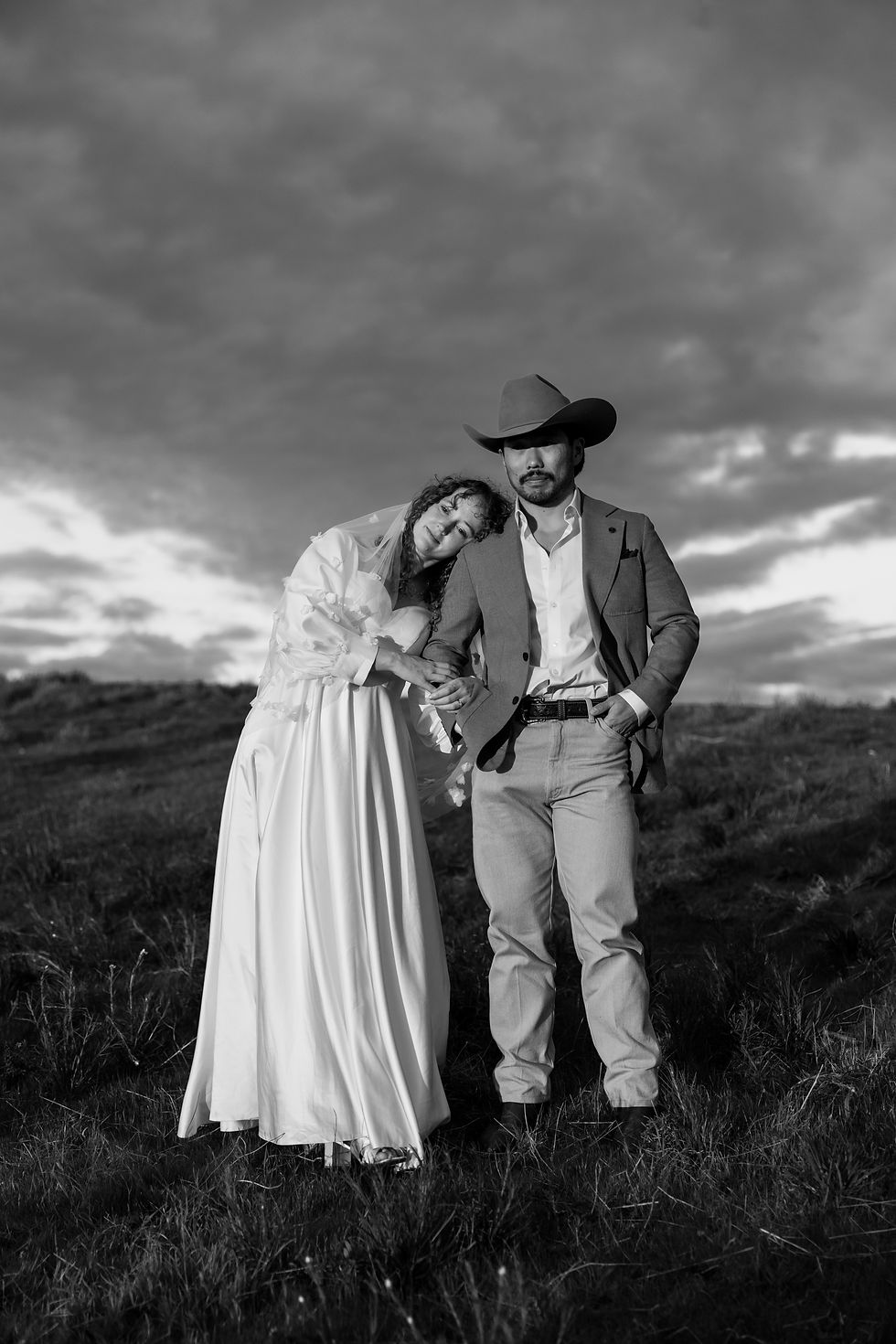 black and white of bride and groom at sunset in albury NSW