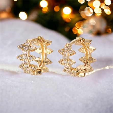 OHRCREOLEN IN GOLD MIT PAVE ZIRKONIA AUF EINER SCHNEELANDSCHAFT