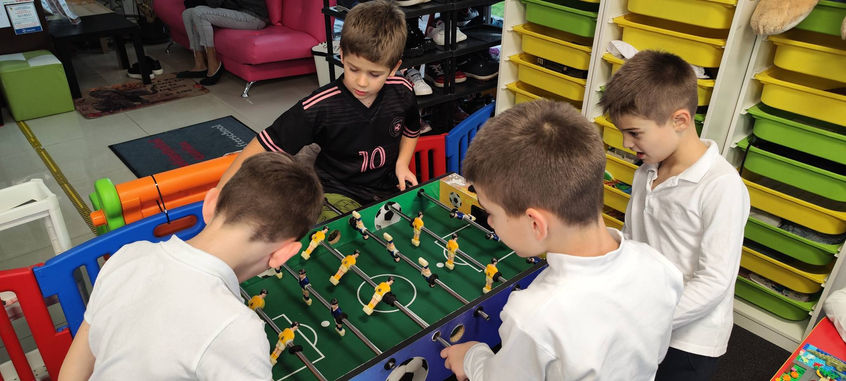 Before School și After School pentru copii în București, Sector 4 – activități educative, loc de joacă interior, teme cu profesor, Școala de Vară, petreceri private și zile de naștere, opționale limbi străine (engleză și germană), șah, matematică, art & craft, lectură, actorie, dezvoltare personală, robotică, programare, jocuri de logică și activități pentru copii 6–10 ani – Elefăntelul Curios.