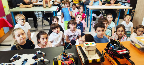 Before School și After School pentru copii în București, Sector 4 – activități educative, loc de joacă interior, teme cu profesor, Școala de Vară, petreceri private și zile de naștere, opționale limbi străine (engleză și germană), șah, matematică, art & craft, lectură, actorie, dezvoltare personală, robotică, programare, jocuri de logică și activități pentru copii 6–10 ani – Elefăntelul Curios.