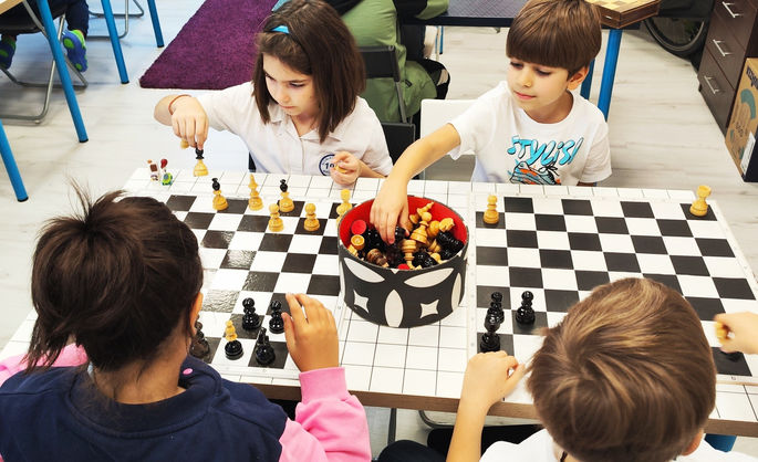 Before School și After School pentru copii în București, Sector 4 – activități educative, loc de joacă interior, teme cu profesor, Școala de Vară, petreceri private și zile de naștere, opționale limbi străine (engleză și germană), șah, matematică, art & craft, lectură, actorie, dezvoltare personală, robotică, programare, jocuri de logică și activități pentru copii 6–10 ani – Elefăntelul Curios.