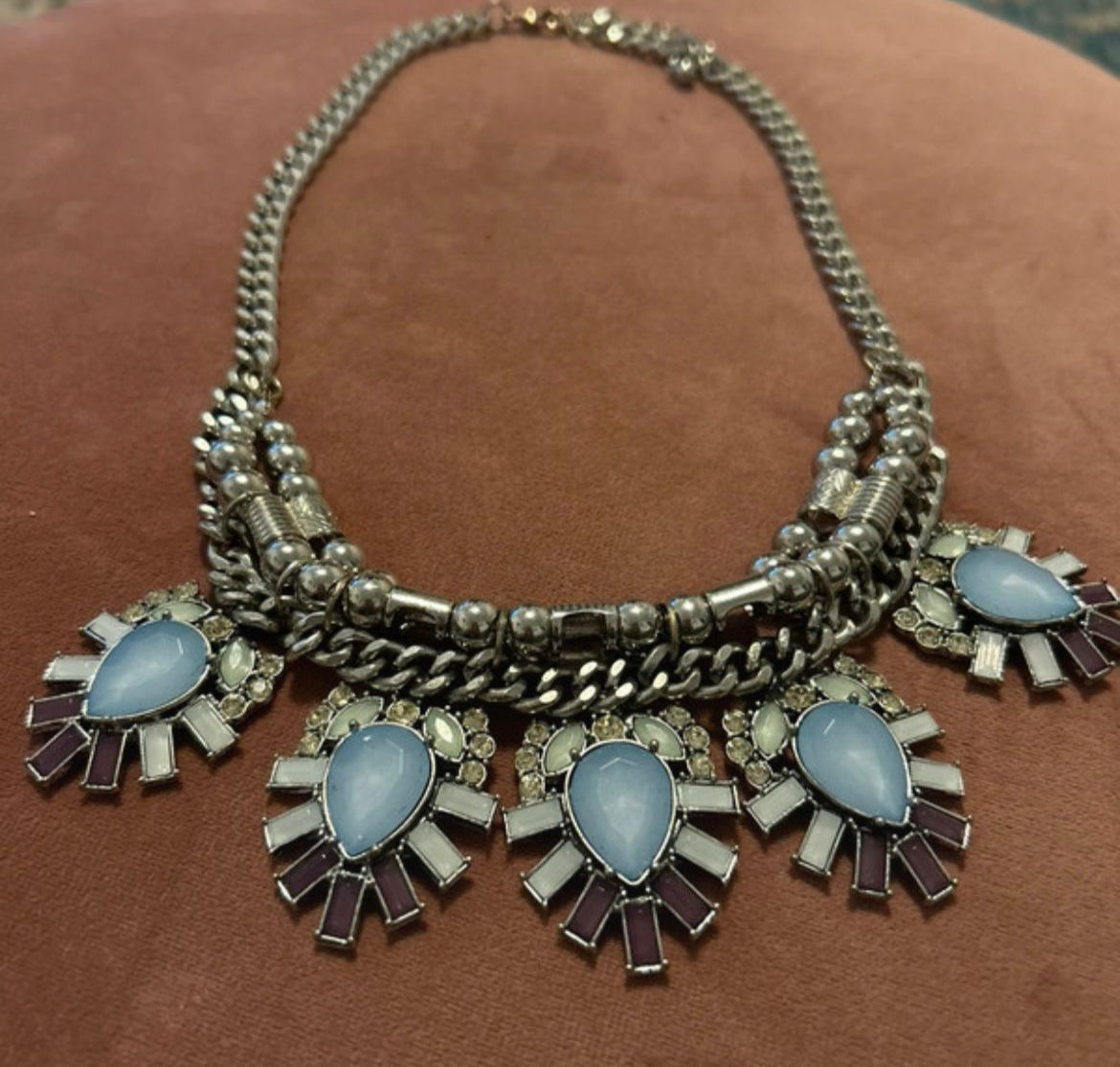 Elegante Statement-Kette in Silber mit hellblauen Schmucksteinen