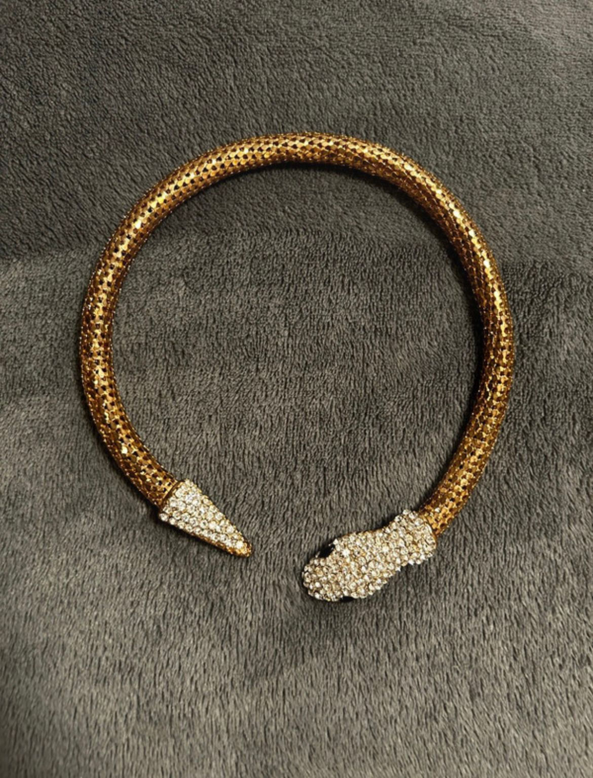 Eleganter Armreif in Goldoptik mit Strassbesatz