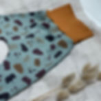 Pantalon évolutif pour enfant motif feuilles d'automnes avec des finitions ocres, détail du tissu