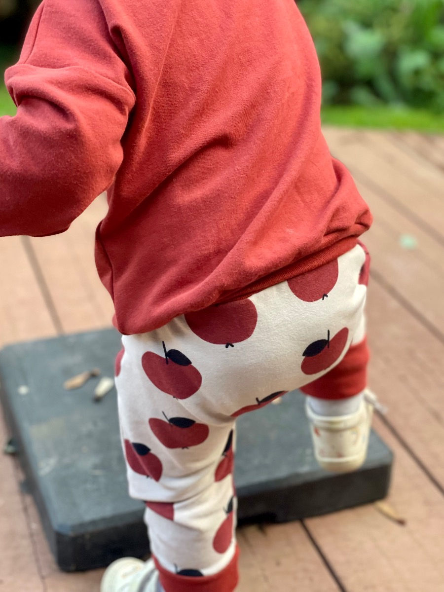 Pantalon évolutif pour enfant à motif pomme associé à un sweat uni terra
