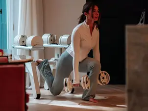 סט משקולות לבית — מה באמת צריך, באיזה סדר לקנות וכמה זה עולה