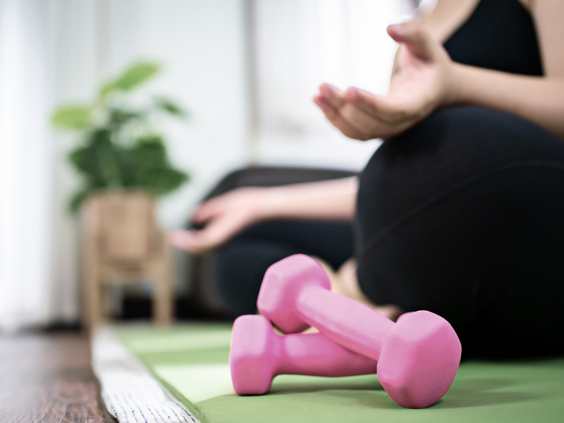 Femme qui s'entraîne à la maison