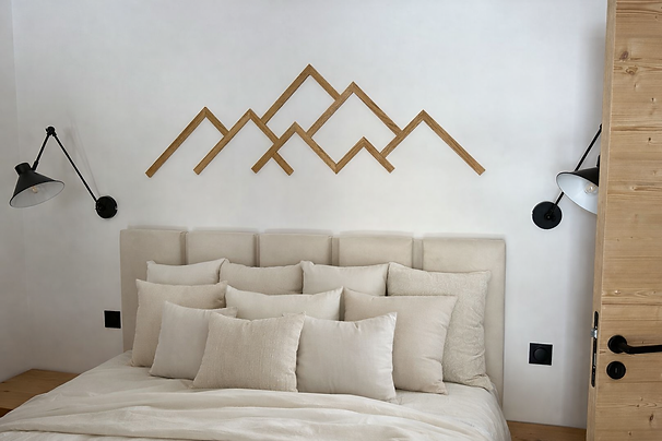Chambre calme et délicate avec art en bois
