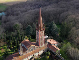 Survol de l'abbaye de Tarasteix