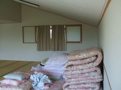 大広間に布団多数