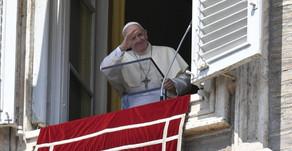 Papa no Angelus da Assunção: o Senhor faz maravilhas com os pequenos