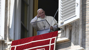 Papa no Angelus da Assunção: o Senhor faz maravilhas com os pequenos