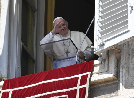 Papa no Angelus da Assunção: o Senhor faz maravilhas com os pequenos