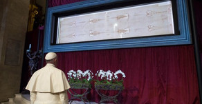 O Papa une-se aos fiéis em oração diante do Santo Sudário
