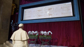 O Papa une-se aos fiéis em oração diante do Santo Sudário