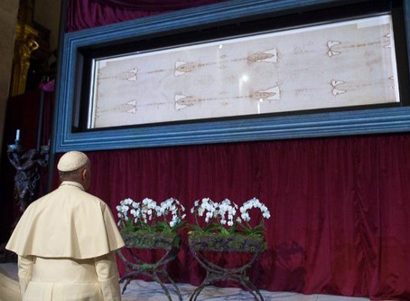 O Papa une-se aos fiéis em oração diante do Santo Sudário