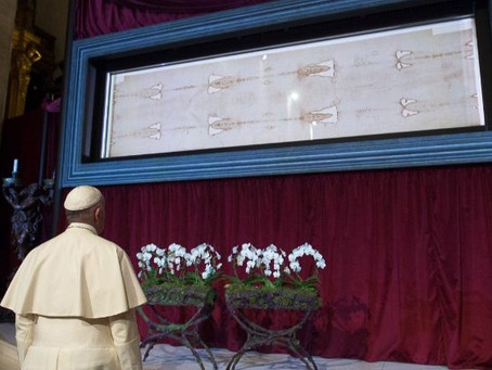O Papa une-se aos fiéis em oração diante do Santo Sudário