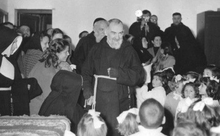 São Pio de Pietrelcina, um exemplo de contágio bom: o da santidade