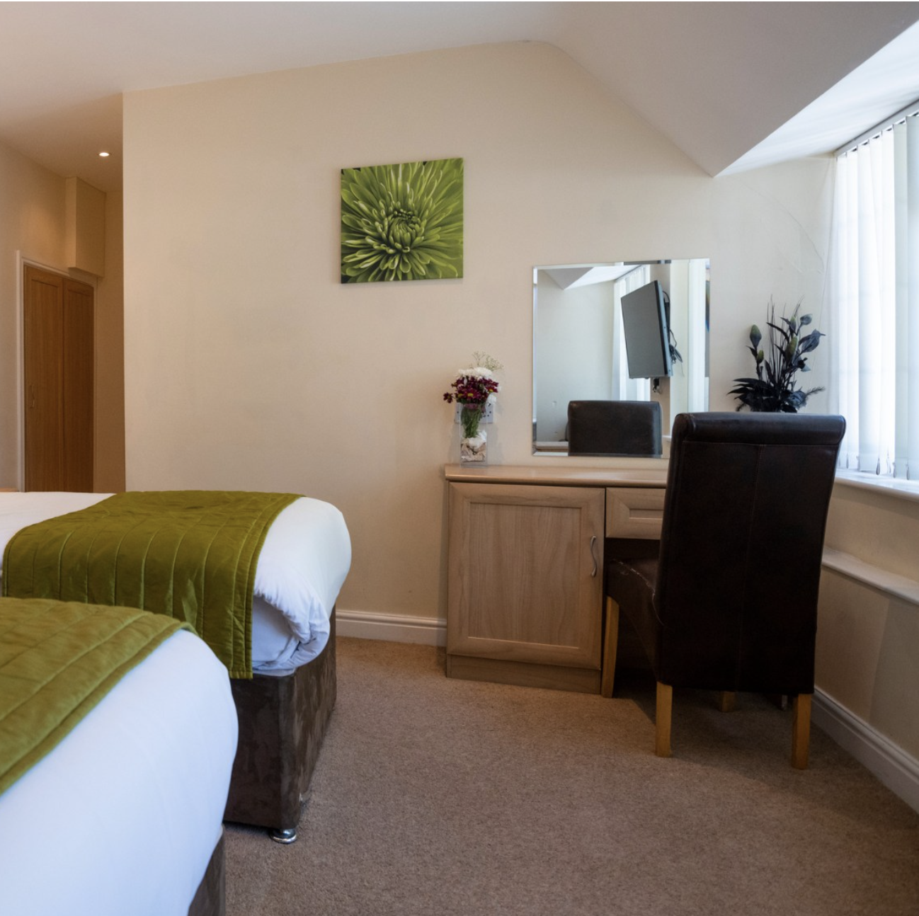 Cosy twin room with desk, The Limes