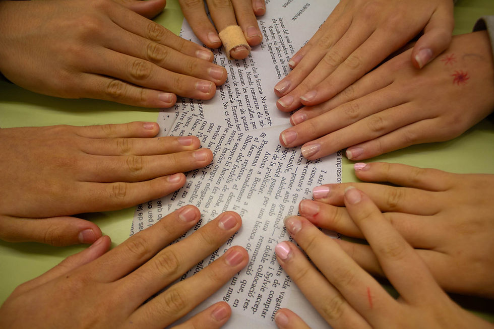 un cercle de mans sobre un text fan una rotllana impedint que s'escapin les paraules