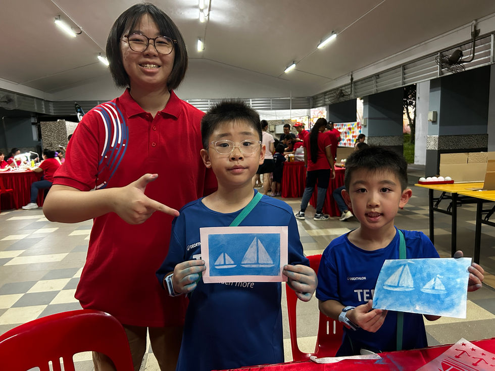 Photo with 2 children who came to the Nagomi Art booth