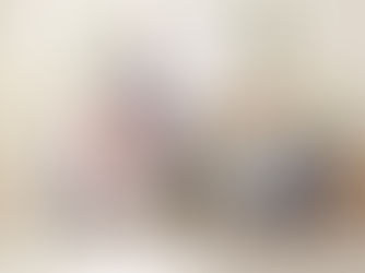 Ganze Familie beim gemeinsamen Geschichten erzählen