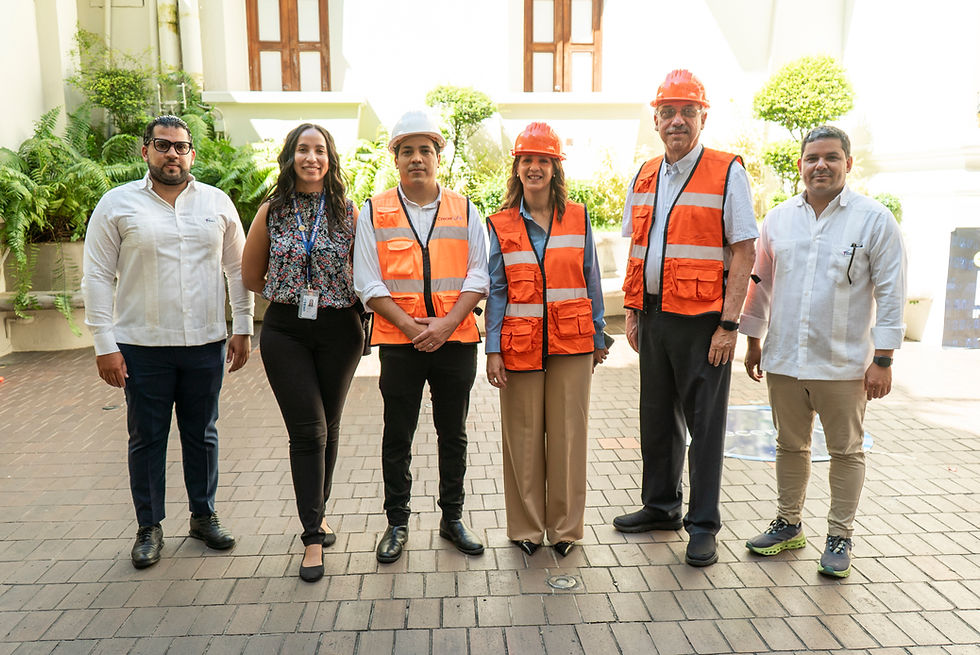 De izquierda a derecha: Ing. Francisco Vargas, Técnico de Normas de Vuelo del IDAC; Lic. Catherine Suzaña, Asistente de la Escuela de Medicina de Unibe; Lic. Carlos Barranco, Gerente General de CrecerLab; Dra. Odile Camilo, Rectora de Unibe; Dr. Marcos Núñez, Decano de la Facultad de Medicina de Unibe; y Santiago Tejada, Técnico de Normas de Vuelo del IDAC, reunidos tras el exitoso vuelo de demostración del nuevo programa de CrecerLab.