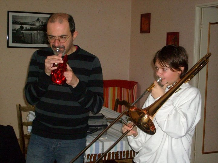 Antoine Z joue du trombone à coulisse