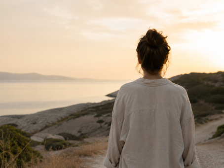 Personne de dos regardant un horizon paisible au coucher du soleil, évoquant le lâcher-prise et l'apaisement.