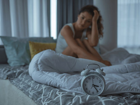 Personne assise dans son lit, éveillée la nuit, difficulté d’endormissement liée à l’insomnie