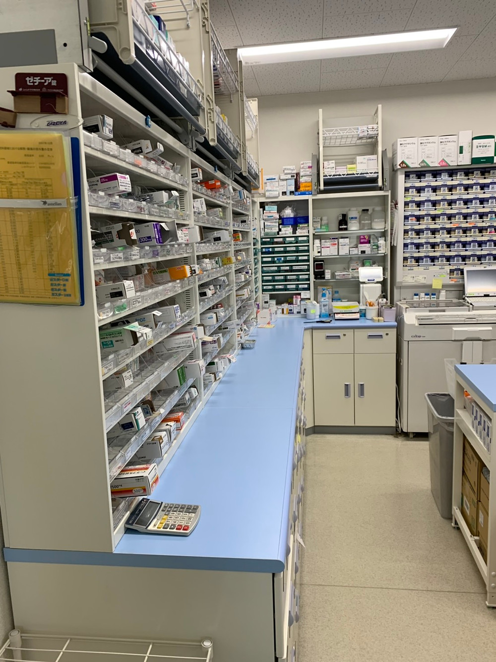 採用医薬品増加に伴い 宮崎町薬局の薬品棚を入れ替えました