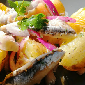 Salade de pommes de terre au hareng fumé et aux anchois frais à l'ail