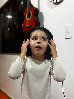 Nossa aluninho na aula de musicalização infantil
