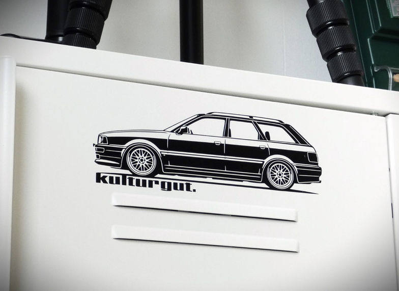 Audi Sticker Silhouette Aufkleber verklebt auf Werkstattschrank aus Metall